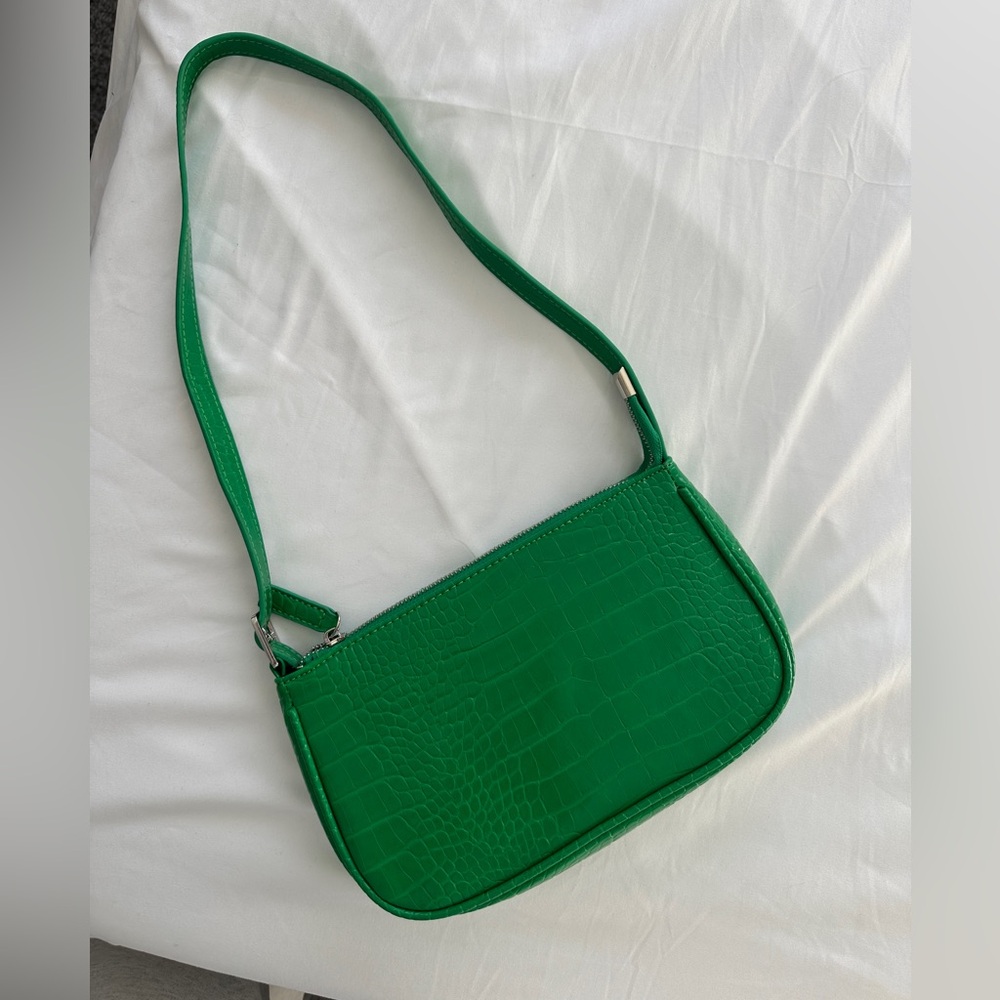 GREEN PURSE WORN 1 TIME PERFECT FOR ST PATTYS DAY